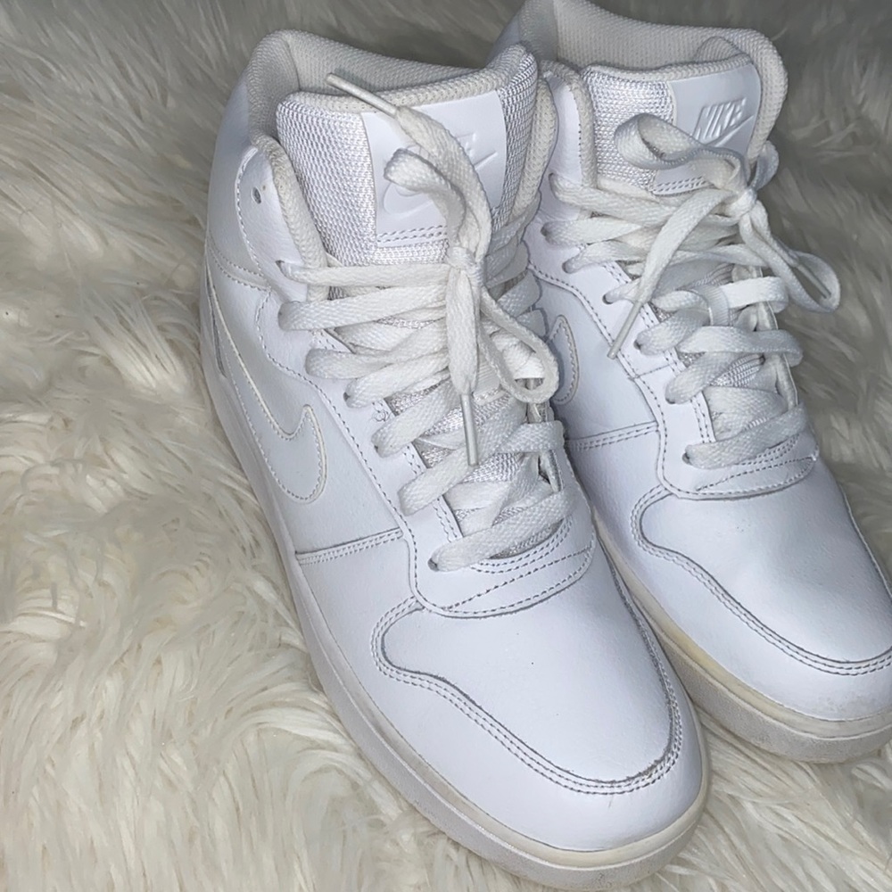 Nike Women's Basketball Shoes Sz 7.5 - Picture 2 of 9